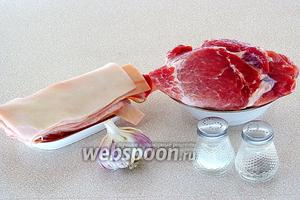 Для приготовления продукта нужно взять мякоть свинины, свиные шкурки, чеснок, воду, перец чёрный молотый и соль.