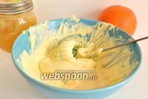 Масло выложить в миску, добавить к нему маленькую щепотку соли (1/9 чайной ложки, т.е. на самом кончике). И взбить масло в лёгкий крем.
