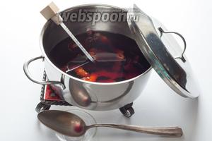 Попробуйте горячий глинтвейн и добавьте сахара по вкусу - у вина сейчас именно та температура, при которой его принято употреблять. Удалите любым удобным вам способом приправы и дайте глинтвейну остать. Да-да, полностью остыть, где-то на часок. Что это дает? За время выстаивания он становится более прозрачным, потому что сейчас он у нас пока мутный.