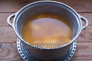 Уровень воды должен полностью покрыть картофель и даже на 2 пальца быть выше него. В этом бульоне мы будем варить галушки. Пока картофель варится, приготовьте галушки.
