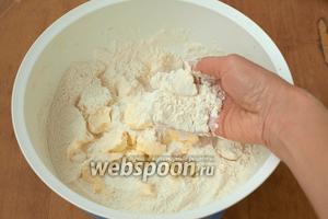 В миску высыпать просеянную муку, добавить соль и сливочное масло кусочками. Масло следует заранее достать из холодильника, чтоб было комнатной температуры.