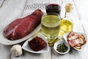 Чтобы приготовить блюдо, нужно взять говядину, бекон, вино красное сухое, бульон говяжий, томатную пасту, чеснок, тимьян, лавровый лист, соль по вкусу, масло подсолнечное.