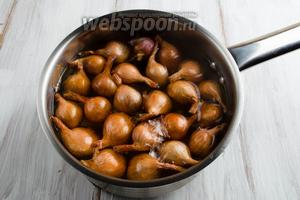 Луковицы вбросить в кипящую воду на несколько секунд 10-15.