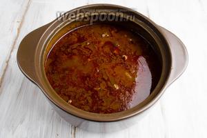 Из духовки достать готовое мясо. Слить из кастрюли мясной бульон 500 мл для подготовки соуса. Если бульон выкипел, добавить ещё говяжьего бульона, который мы готовили специально к этому блюду (шаг № 1).