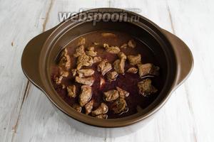 В кастрюлю к мясу влить вино, с оставшимся на сковороде соком от мяса.
