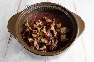 К мясу выложить обжаренные лардоны.