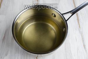Приготовленный говяжий бульон довести до кипения.