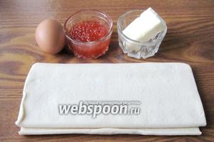 Для приготовления волованов с красной икрой нужны такие продукты: тесто слоёное, икра красная, масло сливочное, яйцо.