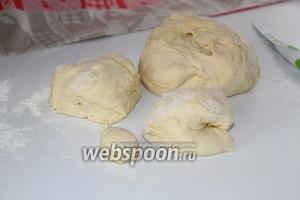Вернёмся к нашему уже «отдохнувшему» тесту.
Ещё раз его обмять и разделить на 2 равные части. Затем одну часть разделить на 3 части, 2 одинакового размера а 1 совсем маленькая, размера с грецкий орех.