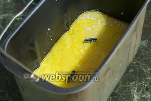 Добавьте растительное масло (можно выбирать любое — это придаст хлебу особенный вкус, если вы будете выпекать его, например, на льняном или рыжиковом масле).