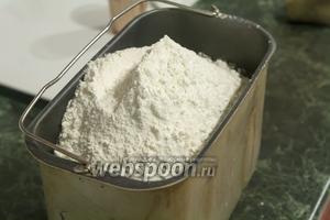 Теперь очередь муки высшего сорта. Всыпаем её аккуратной горкой, стараясь не перемешать с жидкой частью теста.