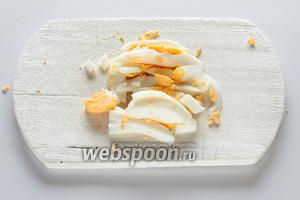 Вареное куриное яйцо режем более-менее соломкоподобно. ничего не оставляем для декора, декором у нас служат перепелиные яйца.