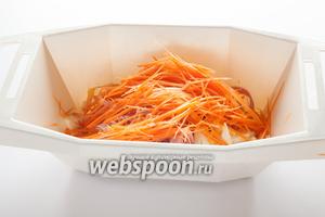 Трём длинной и узкой соломкой сырую морковку (особенно красиво получается на тёрке для корейской моркови). Несколько соломок оставляем для декора.