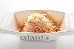 Трём соломкой яблоко. Ту часть яблока, которую оставляем для декора, смачиваем лимонным соком, чтобы не темнела.