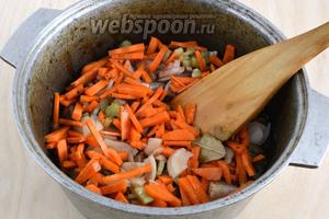 Нарежьте сельдерей кусочками, морковь ломтиками, лук — полукольцами. Добавьте овощи к мясу, добавьте растёртые зёрна кориандра, лавовый лист и поперчите.