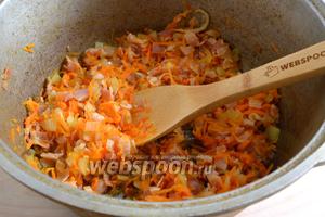 Не вынимая кусочки грудинки, добавьте к ним кусочки лука и натёртую морковь. Немного обжарьте на вытопившемся жире до лёгкого золотистого цвета.