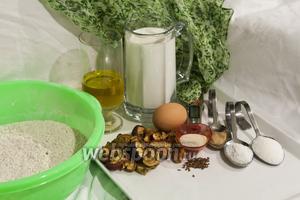 Из подсушенного зерна мы смололи муку, которая себя отлично проявляет в выпечке. Если вы не совсем уверены в качестве своей цельнозерновой муки, можете заменить её в этом хлебе на на другой состав: 50% цельнозерновой муки и 50% пшеничной муки высшего сорта.
Сушёные яблоки оказались достаточно мягкими, поэтому мы их не стали предварительно замачивать.