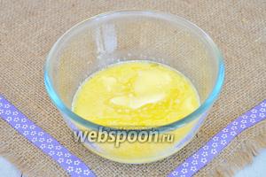Молоко с маслом немного нагреть в микроволновке. Примерно до 40ºC. Оставить на столе, масло разойдётся, а потом смесь немного остынет.