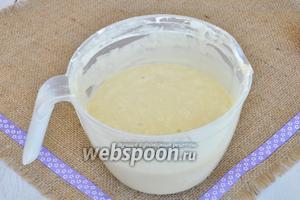 Влить молочно-масляную смесь в яйца с мукой и всё аккуратно перемешать лопаткой. Получится нежное тесто.