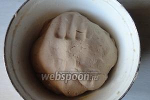 Тесто месим хорошо и долго, должна получиться эластичная мягкая однородная масса, но тесто не будет тягучим.
