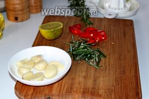 Начнём с приготовления маринада.
Для этого чеснок очистить, зубчики оставить целыми, розмарин (иголочки) нарезать крупно, перец чили нарезать.