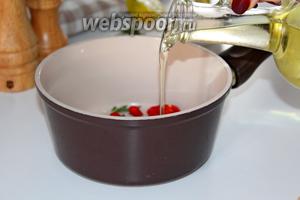 Налить оливковое масло и поставить на огонь, на медленном огне готовить мин 7, не допускайте чтобы чеснок пригорел, он должен только немного подрумяниться.
За это время все ингредиенты пропитают масло их ароматом.