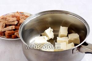 Сливочное масло нарезать кубиками и сложить в удобную ёмкость, чтобы затем растопить его.