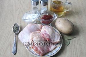 Для приготовления этого блюда понадобятся такие продукты: любые мясистые части курицы (у меня бёдра), светлое пиво, лавровый лист, соль, перец чёрный молотый, сухой базилик, сметана, кетчуп, картофель.