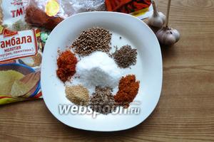 Подготовим продукты для сванской соли. Нам понадобится крупная головка чеснока (или 2 маленькие) и указанные специи.