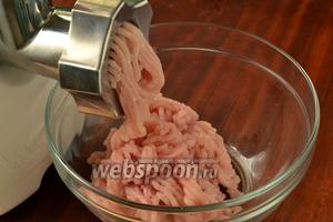 Срезаем мякоть с куриных грудок и прокручиваем через мясорубку вместе с луком.