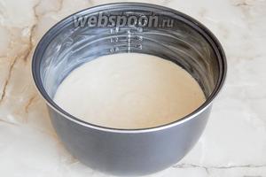 Теперь щедро смазываем чашу маслом (можете растительным, но я люблю мягким сливочным - оно не стекает на дно). Выливаем тесто.