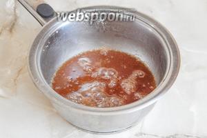 Не знаю, видно ли на фото, но цвет массы именно карамельный, не сильно темный. Сахар растворился моментом.