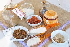 Приготовим ржаной солод, муку ржаную, пшеничную, мёд, масло растительное соль, приправы, изюм и курагу.