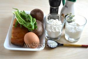 Подготовьте необходимые ингредиенты: отваренный в мундире картофель, копчёное филе масляной рыбы, яйцо, сметану (20%), муку, зелёный лук, перец, соль и растительное масло для жарки.