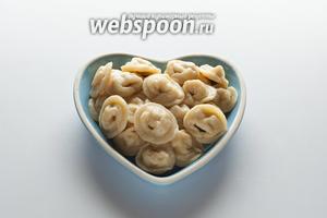 Тортеллини с такой начинкой можно есть и просто с маслицем или сливочным соусом — в этом случае замечательно чувствуется лимонная нотка. Но у себя на родине, в Болонье, их едят… ну кто бы удивился?! — с соусом болоньез .
