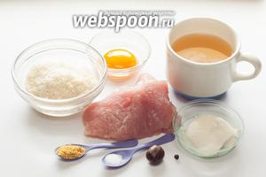 Для начинки нам потребуется грудка птицы (или любое другое нежирное и быстроготовящееся мясо, хоть телятина или крольчатина), небольшое количество богатого вкусом бульона, ложка сметаны, 2-3 ложки мелко натёртого твёрдого сыра, яичный желток, соль, молотый перец и мускатный орех, плюс тёртая цедра примерно с половины одного лимона. Для мясных фаршей я обычно тру цедру не со свежих, а со слегка подсохших лимонов — очень удобно!