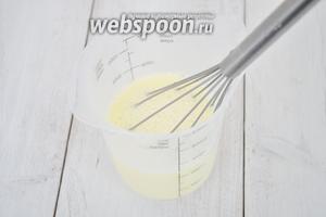 В миску поместить яйца и 1 желток. Долить холодной воды до отметки 260 мл. Добавить уксус. Яйца взбить с солью и водой.