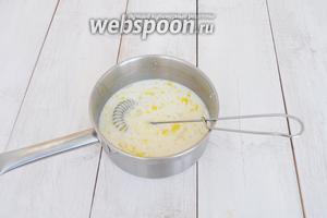 Сварим основу для крема. В сотейник всыпать муку и влить немного молока, размешать венчиком, чтобы не было комочков. Добавить желтки и сахар с ванилином, влить оставшееся молоко. Перемешать и нагревать помешивая на медленном огне до загустения.