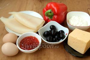 Для приготовления салата я выбрала следующие продукты: кальмаров, перец сладкий, яйца, маслины, твёрдый сыр, красную икру и майонез.