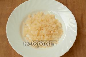 Кальмаров обязательно следует разморозить, затем опустить в кипящую воду на 1 минуту. Остудить, очистить и нарезать мелкими кубиками.