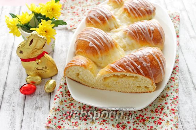 Фото Дрожжевая плетёнка с марципаном и яблоком