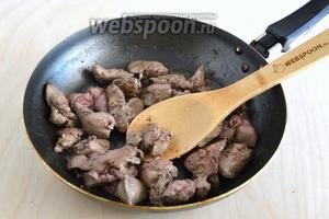 Печень промойте, удалите протоки и нарежьте небольшими кусочками. Выложите на сковороду с оливковым маслом и обжаривайте с перцем и тимьяном примерно 4-5 минут, в идеале, если печень внутри останется розовой, но без крови. Сковороду разогревайте сильно!