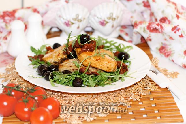 Фото Куриное филе с вялеными томатами и маслинами