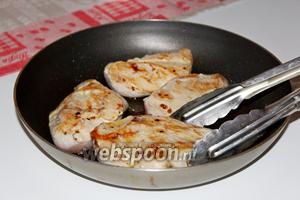 Куриные грудки жарим на 1 ст. л. масла с одной стороны до румяности, переворачиваем на другую сторону и жарим ровно 2 минуты.