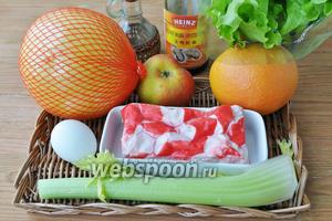 Для салата потребуется помело, грейпфрут, мясо краба, яблоко, сельдерей, яйца, масло оливковое, листовой салат, соус устричный, лук синий. Яйца поставьте сразу варить вкрутую.
