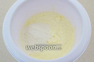 В яично-масляную смесь добавлять кефир и мучную массу небольшими порциями попеременно. Сначала порцию муки и вымешать.