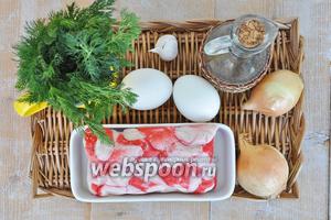 Для омлета потребуется крабовое мясо, яйца, молоко, лук, масло растительное, немного укропа, лист салата для подачи, лук и чеснок.