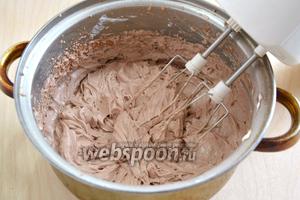 Взбейте сметану, сыр, какао, сахарную пудру, ванильный сахар и закрепитель в пышный крем. Сметана, сыр и посуда должны быть хорошо охлаждены.