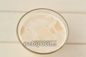 Свежие дрожжи развести в 25 граммах молока и 25 граммах сахара, дать подойти. Появится пузырчатая шапочка.