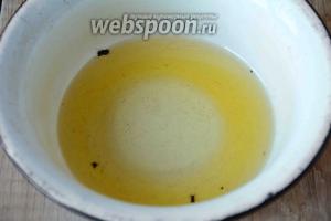В маленькой чашке соединяем оливковое и подсолнечное масло. Ставим на огонь и даём маслу закипеть.